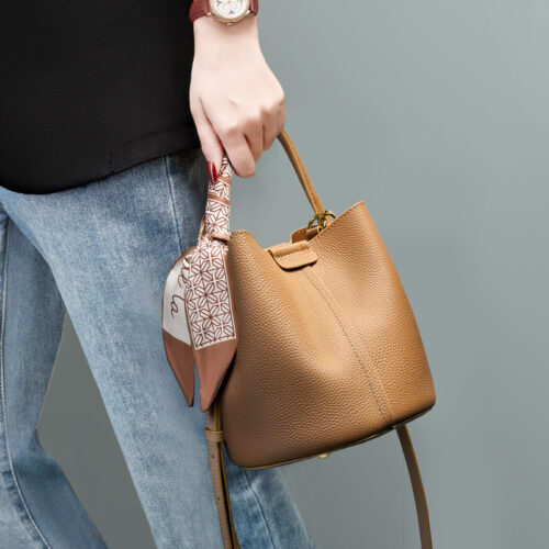 Head layer cowhide bag 2026 new bag women's bag crossbody bag niche summer senior sense leather handbag bucket