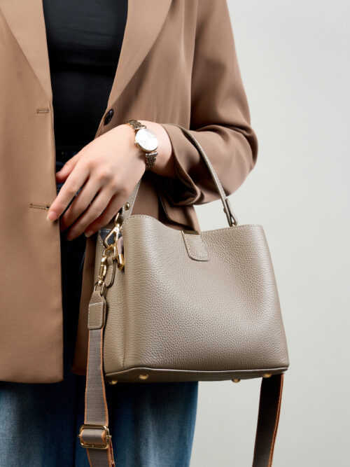 2026 New Arrival: Trendy Large-Capacity Bucket Bag Made of Top-Grain Cowhide—Simple, Versatile, Genuine Leather Shoulder Bag, Crossbody Bag, or Tote